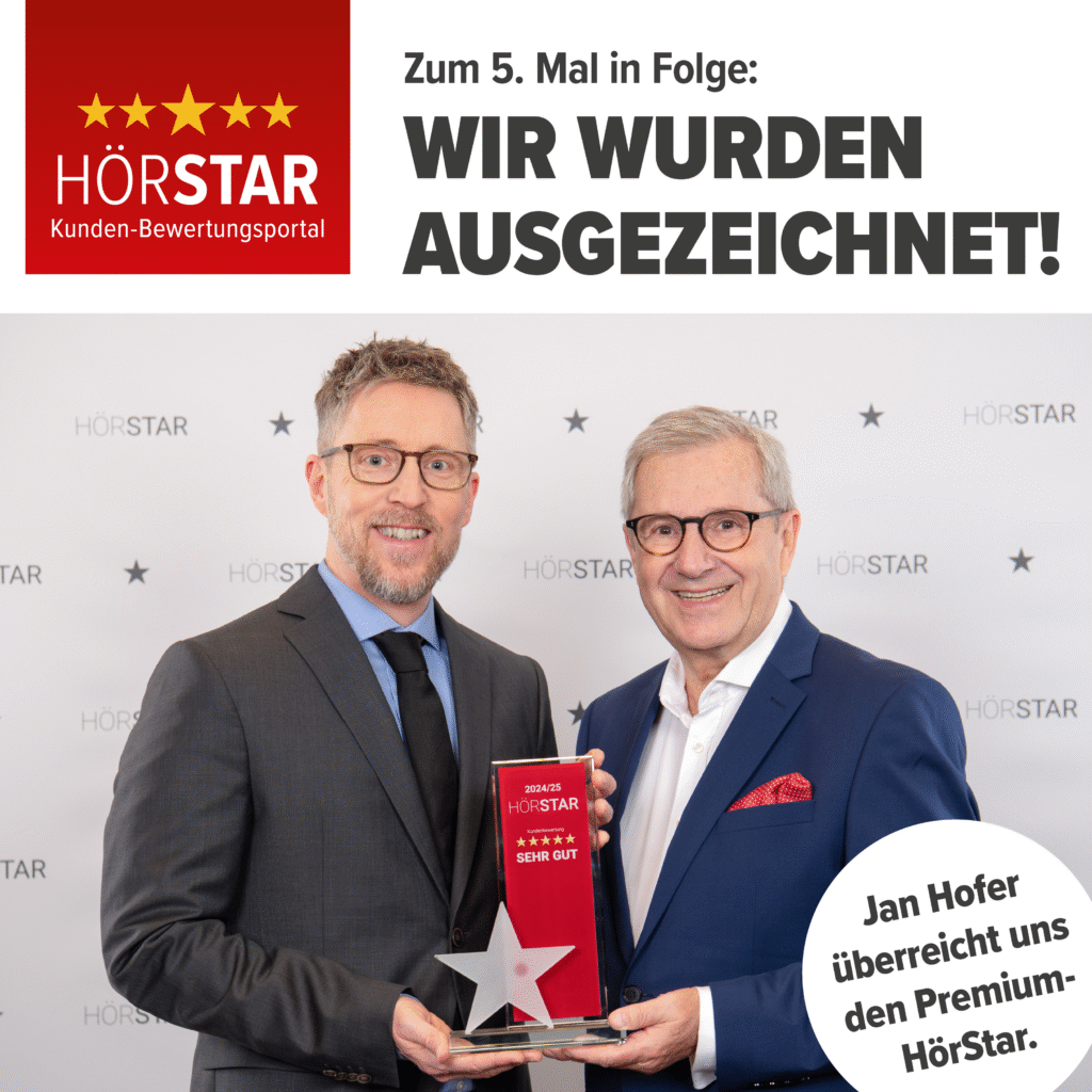 Das Bild zeigt Jan Hofer und Andreas Speckert, wie sie den Hörstar bei der Preisverleihung 2024 in der Hand halten.